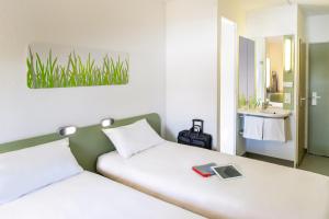 科隆科隆宝兹宜必思快捷酒店的酒店客房设有两张床和盥洗盆