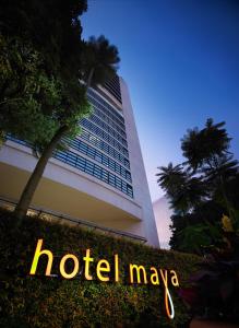 吉隆坡Hotel Maya Kuala Lumpur City Centre的酒店大楼前的玛雅标志