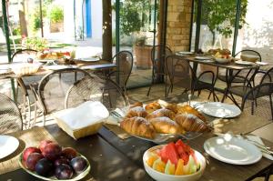 马丁纳弗兰卡Trulli Valle d'Itria的一张桌子上放着羊角面包和水果