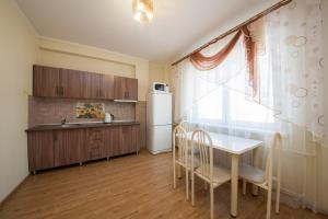 Apartment KvartiroV Vzlyotka的厨房或小厨房