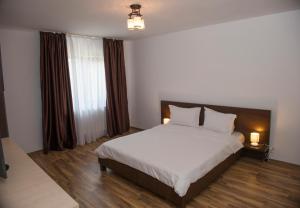 那沃达利Villa Tasaul的一间卧室设有一张大床和一个窗户。