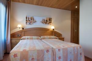博西佩伊酒店的一间卧室配有一张大床和木制床头板