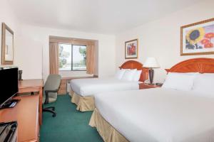 坎普维德坎普维德戴斯酒店的酒店客房设有两张床和电视。