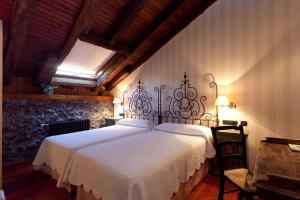 埃切贝里亚安东思特格酒店的一间卧室配有一张带白色床罩的大床