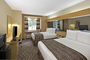 夏洛特大学广场温德姆酒店的酒店客房设有两张床和一台平面电视。