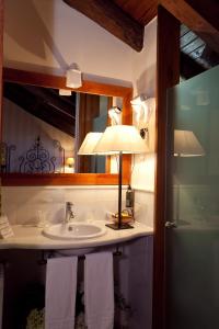 埃切贝里亚安东思特格酒店的浴室配有带台灯和毛巾的盥洗池
