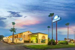 拉波特Americas Best Value Inn & Suites La Porte/Houston的棕榈树酒店前的街道标志