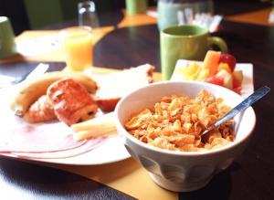 南特宜必思式南特中心皇家广场酒店的一张桌子,上面放着一碗谷物和一盘食物