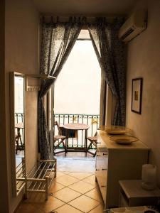 锡拉库扎福斯托公寓的厨房享有桌子和窗户的景致。