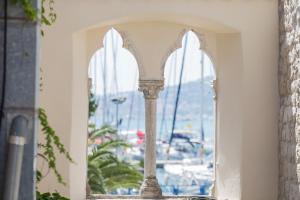 特罗吉尔Bifora Heritage Hotel的享有码头景致的窗户