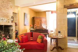 武夫赖拉克洛瑟赖住宿加早餐酒店的客厅配有红色沙发和钢琴