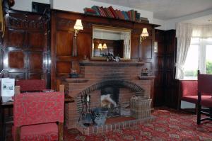 布里奇诺斯道恩旅馆的客厅设有砖砌壁炉和镜子