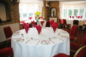 布里奇诺斯道恩旅馆的一张桌子,上面有红色的餐巾和眼镜