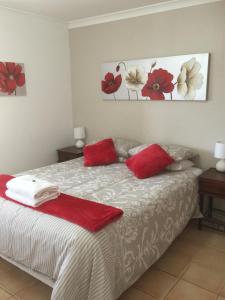 约克诺什诺德埃文露台汽车旅馆的一间卧室配有一张带红色枕头的床