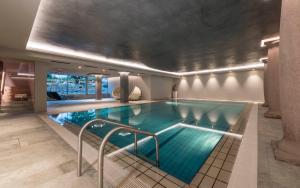 卡斯特尔罗托Hotel Madonna的在酒店房间的一个大型游泳池