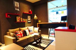 曼谷阿尼素坤逸101公寓的带沙发和窗户的客厅