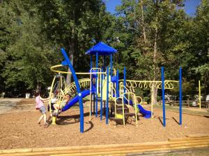 MocksvilleLake Myers Lakeside Villa 16的两个孩子在公园的游乐场玩耍