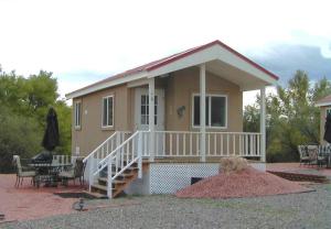 卡顿伍德Verde Valley Studio Park Model Cabin 15的一个小房子,设有门廊和庭院