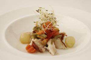 Colleretto GiacosaB&B Ristorante del Monte的肉和蔬菜的白盘食物