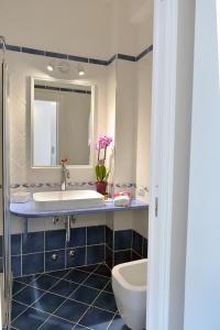 马奥莱阿马尔菲海岸麦奥里海蓝宝石住宿加早餐旅馆的一间带水槽、卫生间和镜子的浴室