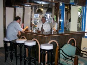 赫尔格达艾菲尔赫尔格达酒店的两个人站在餐厅酒吧