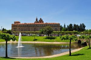 蒙福特·德·莱蒙斯Hotel Casa Reboiro的一座大建筑前的池塘里的喷泉