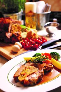 巴特比恩巴赫Rottaler Stuben的桌上一盘带肉和蔬菜的食物