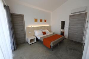 拉古萨码头I Giardini della Castellana的一间卧室配有一张床和两个衣柜