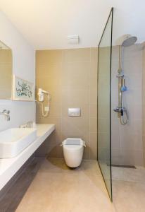 法里拉基欧利恩酒店的浴室配有卫生间、盥洗盆和淋浴。