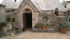 佩兹迪格雷科Masseria Donna Licia的前面有盆栽的小房子