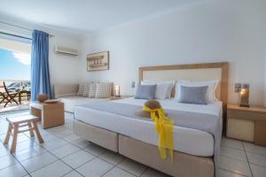 Provatas黄金米洛斯海滩酒店的一间卧室配有一张黄色带子的床
