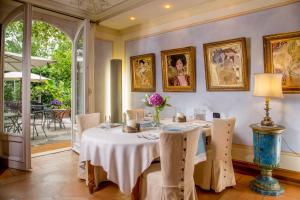 格罗塔费拉塔福吉博尔戈酒店的一间带桌椅的用餐室