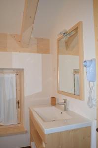 RoncegnoChalet Serena的一间带水槽和镜子的浴室