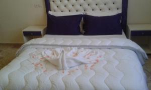 艾兹鲁Hotel School Ersat Azrou的一张铺有白色床单和鲜花的床
