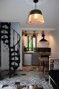 Annet-sur-Marnele petit boudoir的一间带桌子的客厅和一间厨房