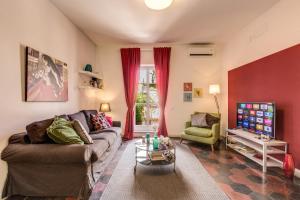 罗马AwesHomeItaly - Spagna Glamour Life Penthouse的带沙发和电视的客厅