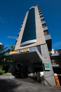 阿雷格里港阿雷格里港品质酒店的带有读取酒店规则的标志的建筑