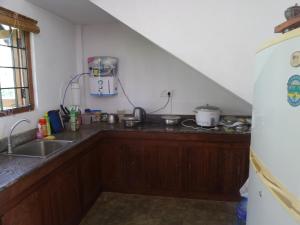 Bandara Koswattacocoworld bungalow的厨房配有水槽和台面