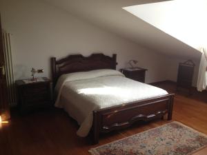 列蒂La Spiga的一间卧室设有一张大床和两个床头柜