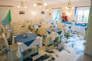 纳克索乔拉Hotel Sphinx的一间配备有桌椅的蓝白色用餐室