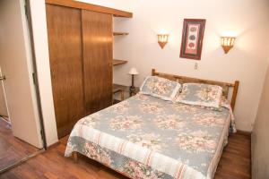 拉塞雷纳Cabañas Las Añañucas II的一间卧室配有一张床和一扇木门