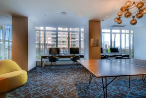 泽西市纽波特全球奢华套房酒店的客房设有桌椅和窗户。