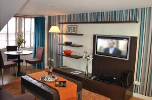 格拉斯哥格拉斯哥西区梦之屋公寓酒店的带沙发和电视的客厅