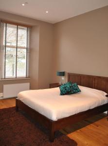 格拉斯哥格拉斯哥西区梦之屋公寓酒店的一间卧室配有一张带枕头的床