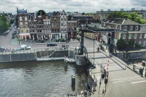 阿姆斯特丹运河住宿加早餐旅馆的一座城市,一座有桥的河上,有建筑物