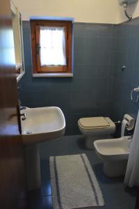 Torano NuovoIl Gheriglio的一间带水槽和卫生间的浴室以及窗户。