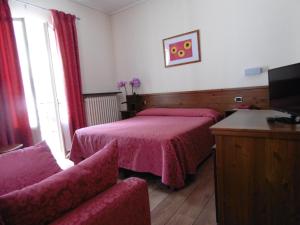 阿尔卑酒店客房内的一张或多张床位