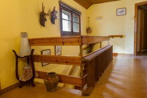 萨拉尔杜Hostal Aiguamog的一间设有桌子和窗户的墙壁客房