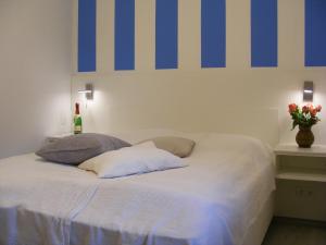 朱列斯拉赫Ferienzimmer Lütt的卧室配有一张带蓝色条纹的墙壁床。