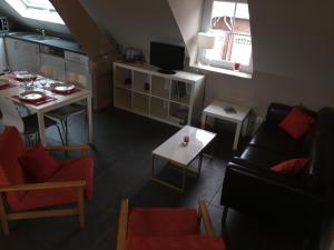 GenechGîtes du Montois的客厅配有沙发和桌子